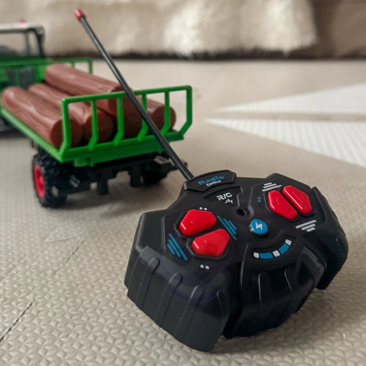 Detale kabiny traktora WOOPIE 1:24 — zbliżenie panelu sterowania i fotela kierowcy