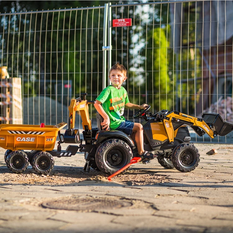 Przyczepka w kolorze pomarańczowym do traktora FALK — ruchoma przyczepa widoczna od tyłu