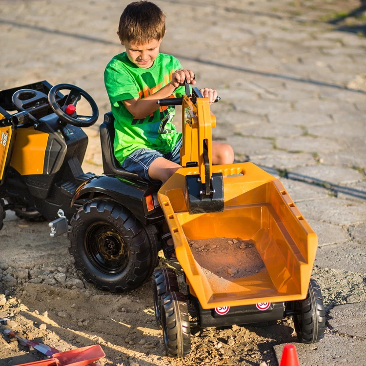 Widok z góry na traktor FALK Case IH — rozmieszczenie kabiny, łyżki i przyczepki