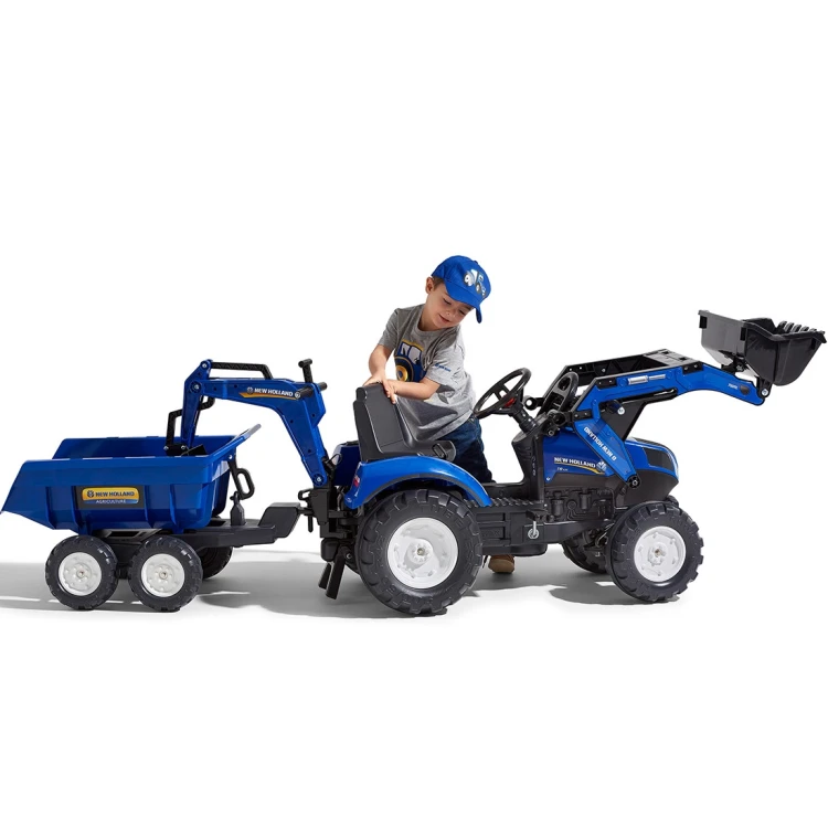 Przód traktora FALK z maską New Holland T8 — detale osłony i chłodnicy widoczne z bliska