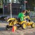 Widok z góry na kierownicę, siodełko i pedały traktora na pedały FALK, ergonomia i układ