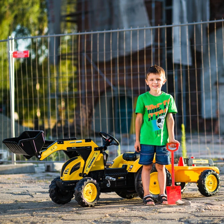 Profil boczny pojazdu FALK Komatsu — duże koła, solidna rama i proporcje pojazdu w skali
