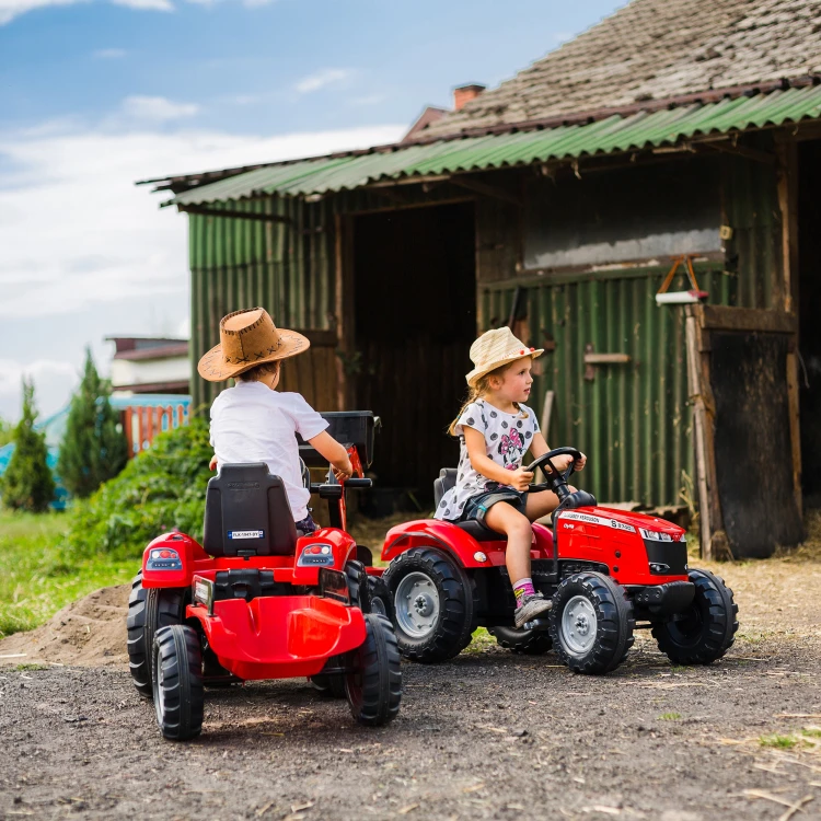 Detal tylnych kół traktora FALK Massey Ferguson — mocowanie osi i powierzchnia opony z bliska