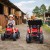 Zbliżenie łyżki traktora Massey Ferguson 8740S — krawędź robocza i punkt mocowania widoczne z boku
