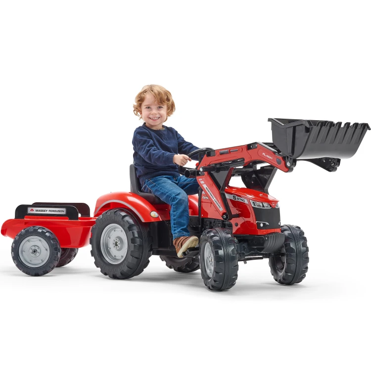 Traktor FALK Massey Ferguson 8740S z przyczepą — ujęcie trzy czwarte pokazujące całą zabawkę i akcesoria