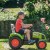 Widok z tyłu traktor na pedały Falk z odpiętą przyczepą, widać tylną ramę i zaczep montażowy