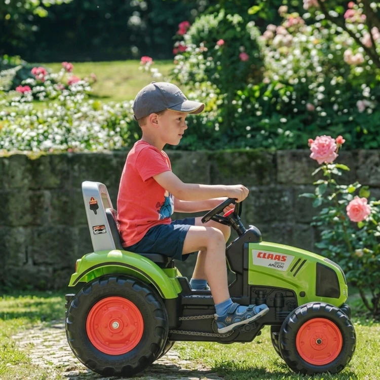 Widok z tyłu traktor na pedały Falk z odpiętą przyczepą, widać tylną ramę i zaczep montażowy