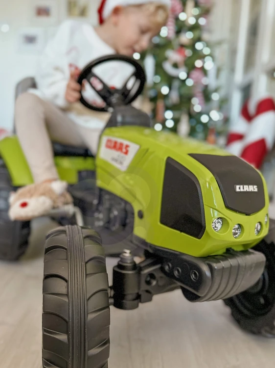 Komplet: Falk traktor na pedały Claas z przyczepą — ujęcie pod kątem, pokazujące sylwetkę i całą przyczepę