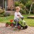 Zbliżenie na kierownicę i siedzenie traktorka FALK Baby Claas — detal ergonomii, tekstura kierownicy i wykończeń