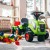Koła traktorka Baby Claas FALK w ujęciu z boku — pokaz profilu opony oraz mocowania osi na neutralnym tle