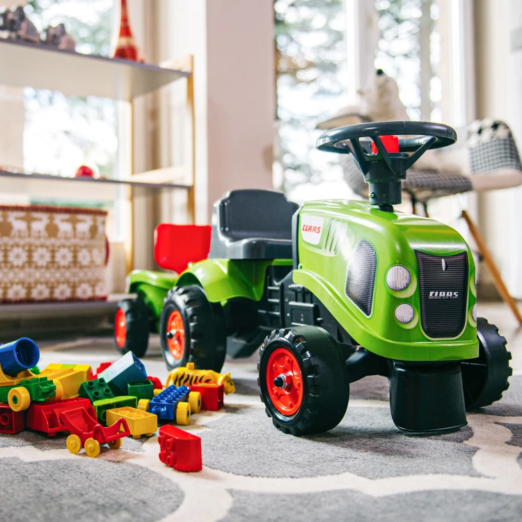 Koła traktorka Baby Claas FALK w ujęciu z boku — pokaz profilu opony oraz mocowania osi na neutralnym tle