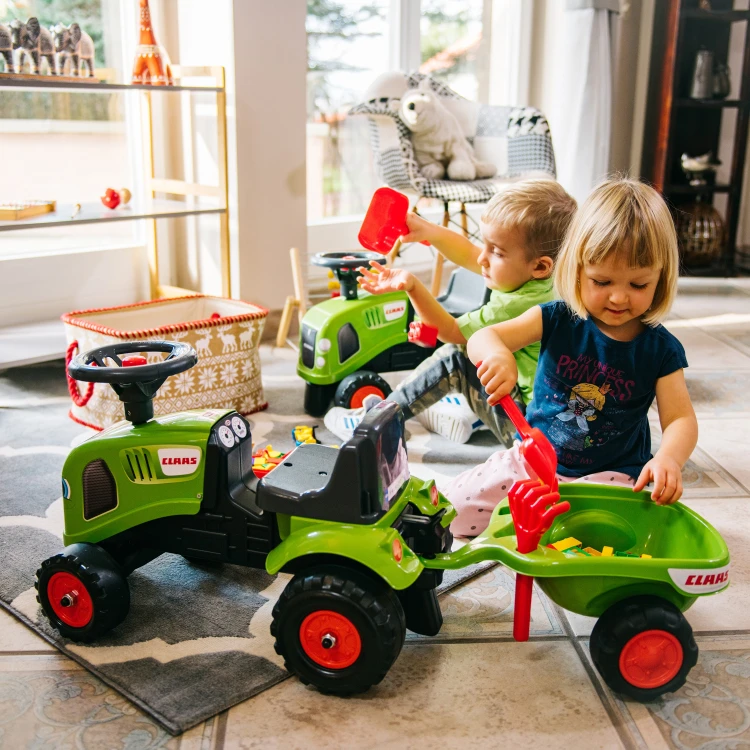 Akcesoria do zestawu FALK Baby Claas ułożone obok pojazdu — przegląd dodatków do zabawy widocznych przy traktorku