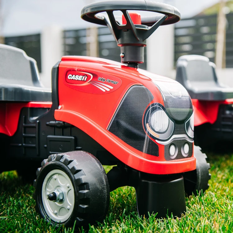 Detal mocowania przyczepki do jeździka Baby Case IH — zaczep i mechanizm w zbliżeniu, marka FALK