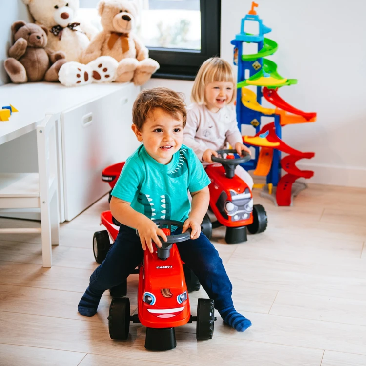 Kierownica z klaksonem i tablicą przyrządów w czerwonym jeździku Baby Case IH — widok z góry, logo FALK