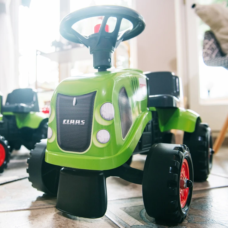 Widok z tyłu traktorka Baby Claas FALK z przyczepką — kąt eksponujący tylne koła, zaczep i linię nadwozia
