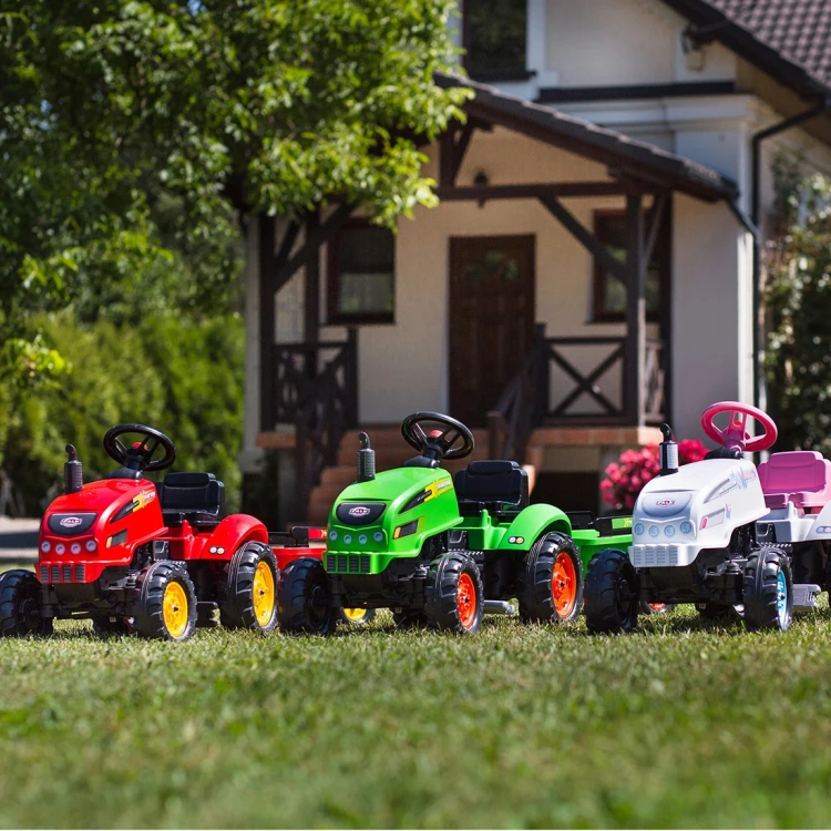 Zbliżenie na kierownicę i klakson traktorka X Tractor FALK — detal sterowania i ergonomiczny uchwyt