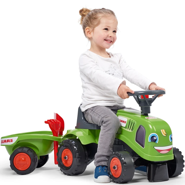 Boczny widok podnóżków i przestrzeni na nogi w traktorku FALK Baby Claas — ergonomia miejsca do siedzenia dla dziecka