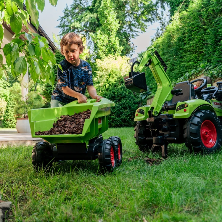 Boczny widok traktora FALK z zamocowaną koparką — ramię koparki i ergonomiczne siodełko