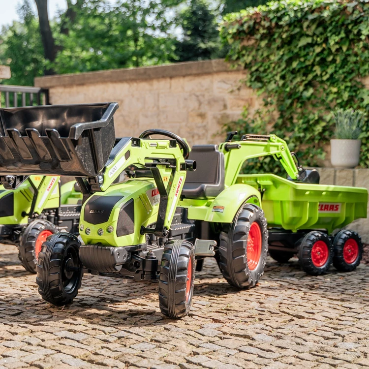 Traktor Claas Axos 330 z przyczepą — ujęcie z tyłu pokazujące przestrzeń ładunkową i zaczep FALK