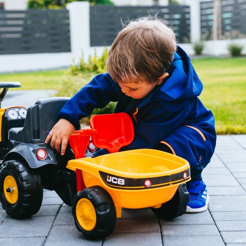 Boczny profil traktorka FALK JCB z przyczepką — wyraźnie widoczne koła, siedzisko i burta ładunkowa