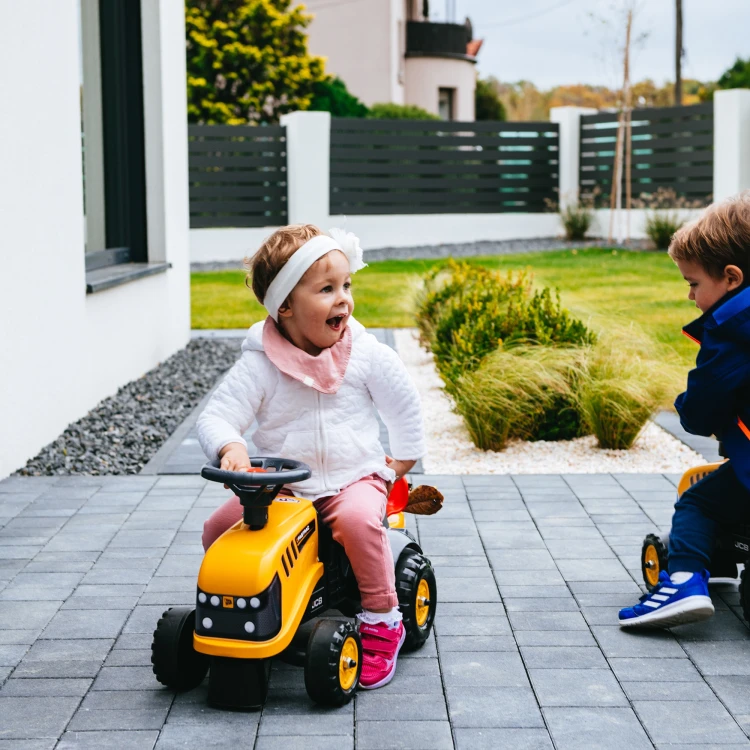 Przyczepka traktorka FALK JCB — boczne ujęcie burty i mocowania, pokazane w naturalnym świetle
