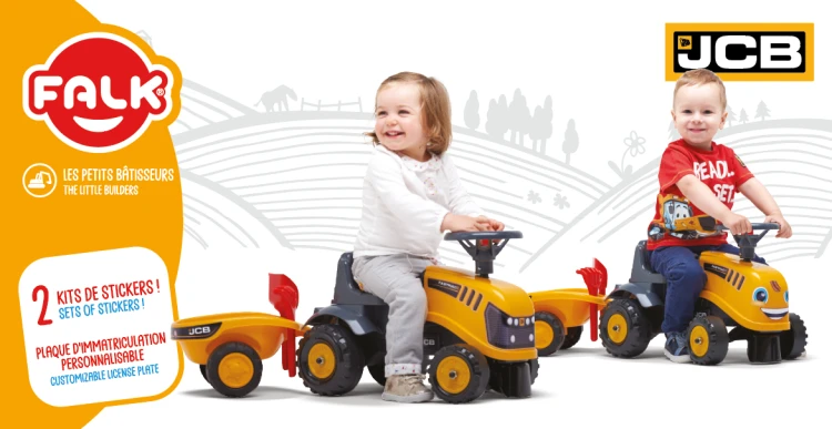 Detal naklejek i oznaczeń JCB na boku traktorka FALK — zbliżenie pokazuje branding i dekoracyjne elementy obudowy