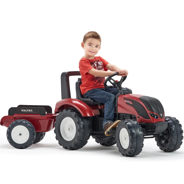 Traktor na pedały FALK Valtra S4 bordowy z przyczepą — perspektywa 3/4 pokazująca cały zestaw