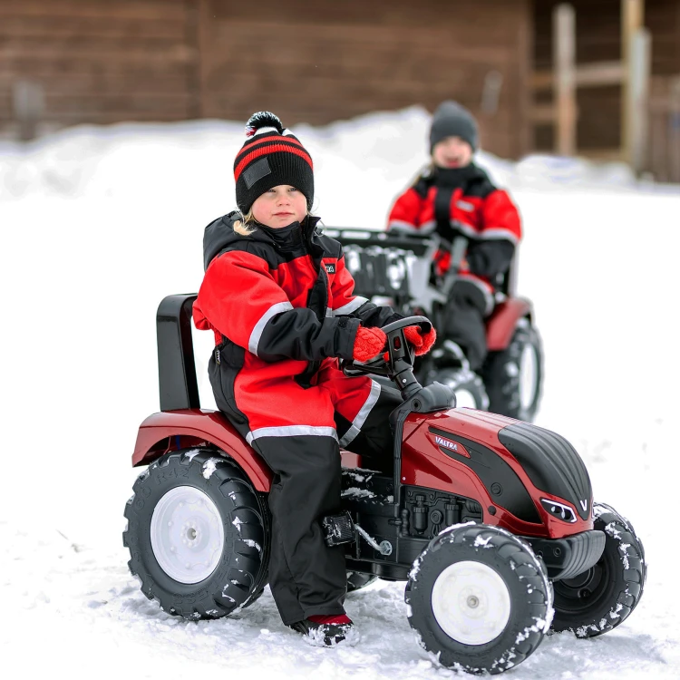 Traktor Valtra S4 FALK ustawiony na trawie — przykładowe zastosowanie zabawkowe na zewnątrz