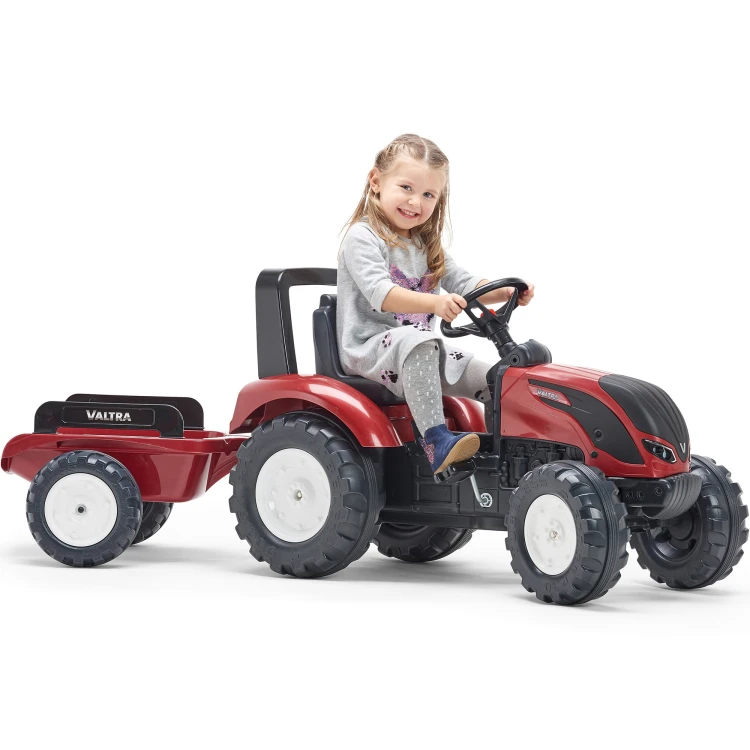 Kątowy widok na pedały i kierownicę Valtra S4 FALK — ergonomia i ustawienie elementów kierowania