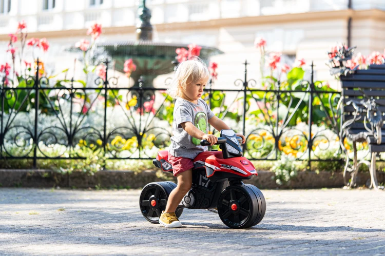 Widok z tyłu jeździka FALK — szerokie tylne koła i profil siedzenia, detale plastikowej obudowy