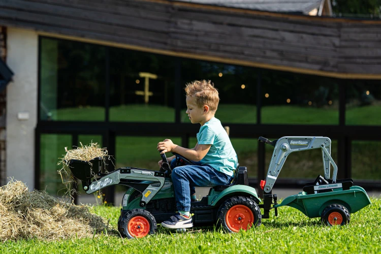 FALK Farm Lander — detal kół i podwozia koparko-ładowarki, widok pod kątem 45 stopni