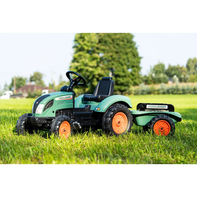 Zbliżenie na pedały traktora Lander — kształt, powierzchnia oraz mechanizm napędu widoczne z bliska