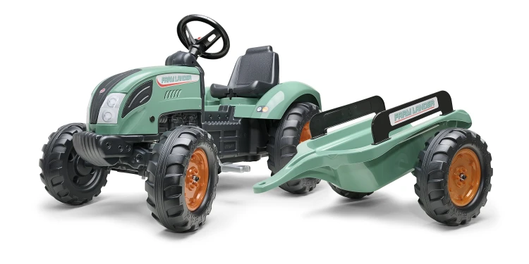 Traktor Lander i przyczepka ustawione obok siebie — zdjęcie pokazuje proporcje, kolor i detale
