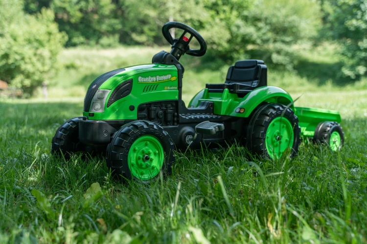 Przyczepka traktorka FALK — odłączana i pojemna, ujęcie z boku pokazujące mechanizm