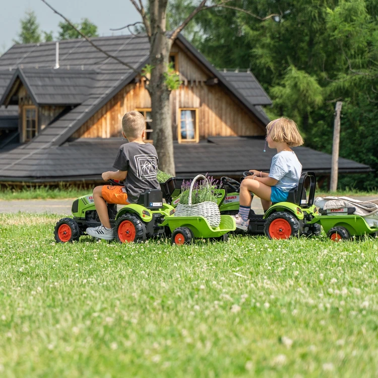 Zbliżenie na kierownicę i klakson traktora FALK — przycisk klaksonu widoczny na środku kierownicy