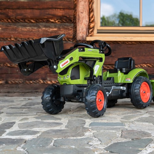 Widok z przodu traktor na pedały Claas Falk — kierownica i przednia łyżka w detalach