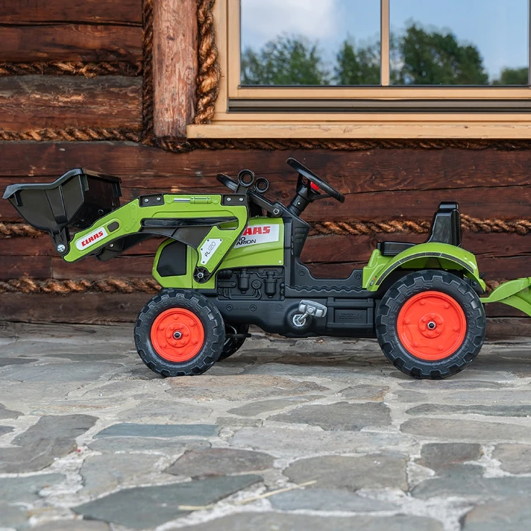 Przyczepa w kolorze zielonym od traktor Claas Falk — zbliżenie na zaczep i przestrzeń ładunkową