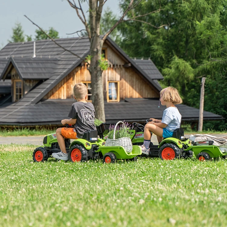 Łyżka w pozycji roboczej traktor Claas Falk — pokazane mocowanie i zakres ruchu w ujęciu z boku