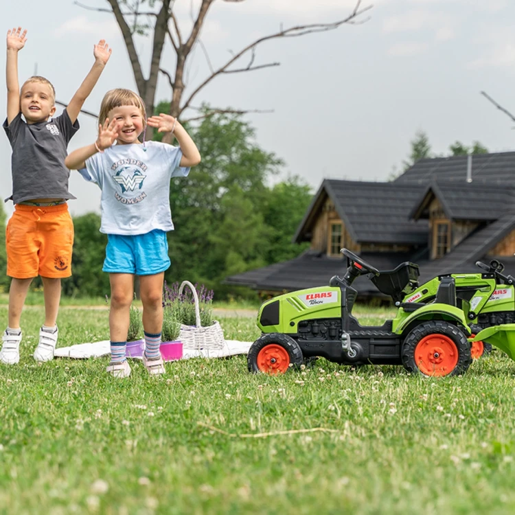 Zbliżenie na koła i bieżnik traktor na pedały Falk Claas — solidne ogumienie i osiowe mocowanie