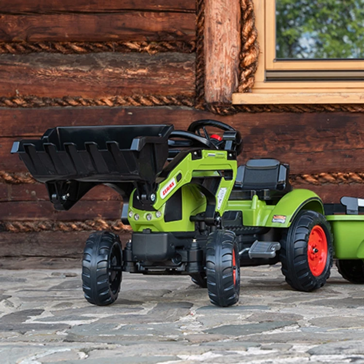 Kierownica i ergonomiczne siedzisko traktor Claas Falk — detal fotela i uchwytu w zbliżeniu