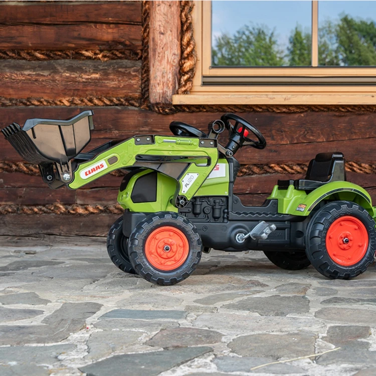 Widok od tyłu traktor na pedały Claas Falk — przyczepa i tylna część w kadrze