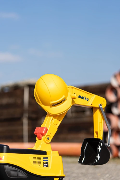 Zestaw akcesoriów i łyżka w zestawie z kaskiem — elementy pasujące do koparki Komatsu
