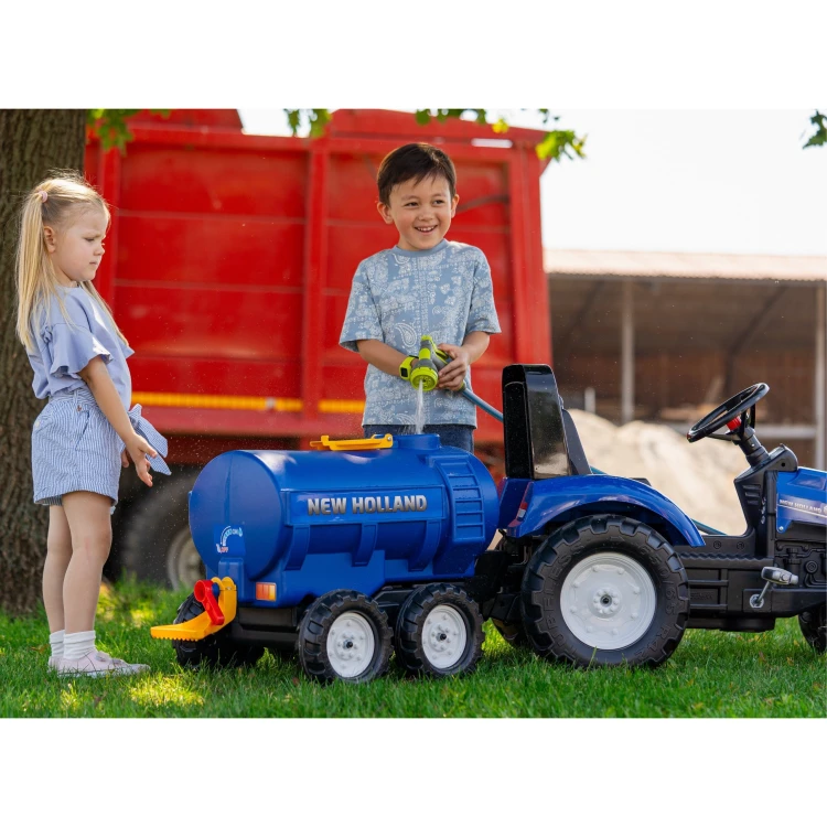 Ujęcie od przodu New Holland — maska i połączenie z pojazdem ciągnącym przyczepę FALK