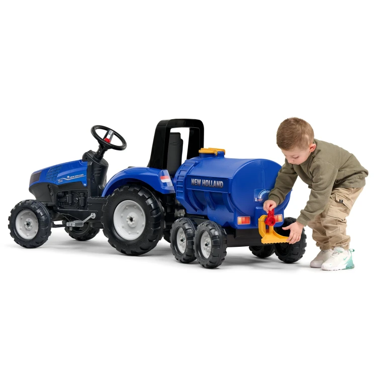Przyczepa z boku na neutralnym tle, pokaz proporcji cysterna New Holland i zabawka dla 3-7 lat