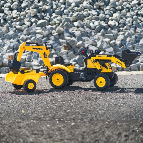 Zbliżenie na łyżkę koparki traktor FALK — widoczne zawiasy, krawędź i mechanizm podnoszenia