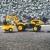 Zbliżenie na łyżkę koparki traktor FALK — widoczne zawiasy, krawędź i mechanizm podnoszenia