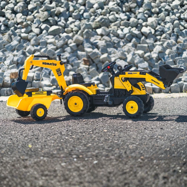 Zbliżenie na łyżkę koparki traktor FALK — widoczne zawiasy, krawędź i mechanizm podnoszenia
