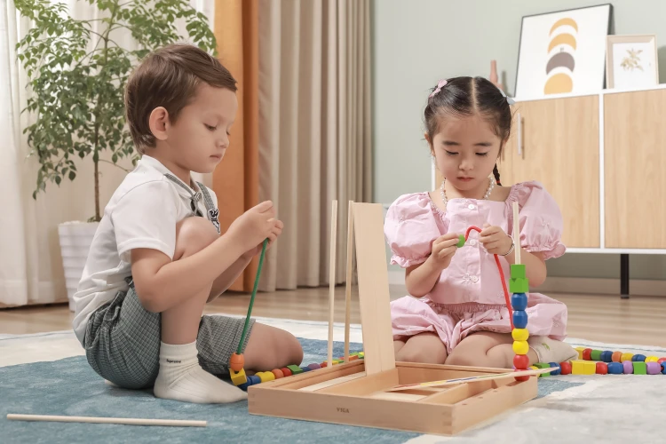 Widok od góry na planszę i sznureczki zestawu Logiczne koraliki VIGA 104 elementy Montessori