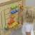 Tablica Montessori MASTERKIDZ zamocowana na ścianie nad stolikiem — aranżacja w pokoju dziecka