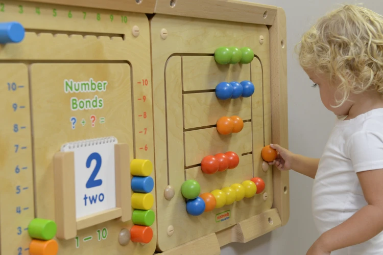 Kolorowe koraliki i prowadnice w zbliżeniu na tablicy MASTERKIDZ — kontrast i faktura elementów